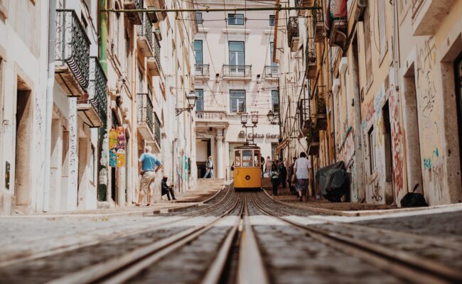 Blick auf Straßenbahn Lissabon