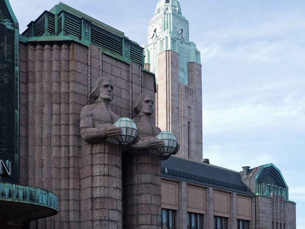 Der Hauptbahnhof in Helsinki und seine bekannten Statuen 