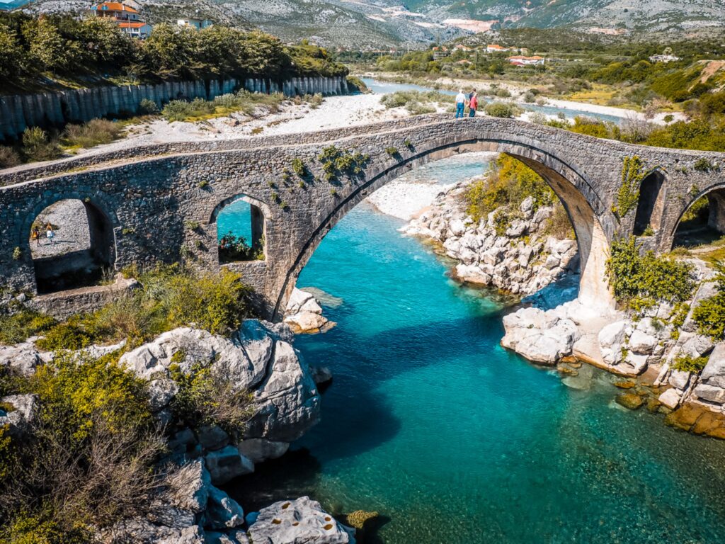Ein Bild von der Mesi Brücke in Albanien von oben 
