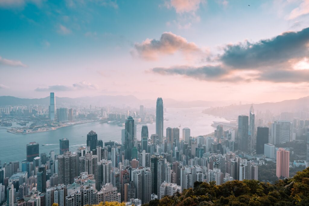 Hong Kog von oben fotografiert, viele Wolkenkrartzer mit der Küste sind zu sehen 