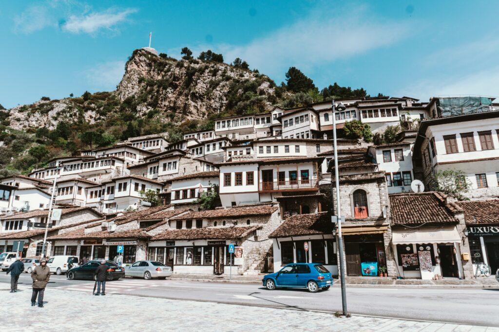 Häuser, die in einen Berg gebaut wurden in Berat. 