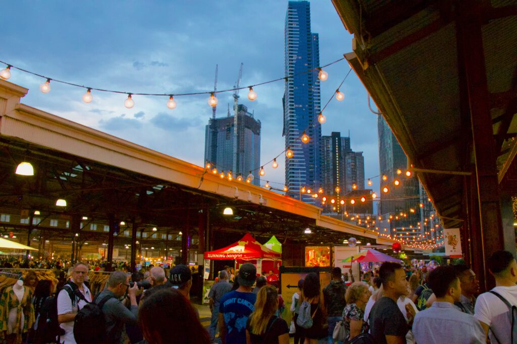 Food Festival in Sydney bei Abendbeleuchtung und schönen Lichterketten