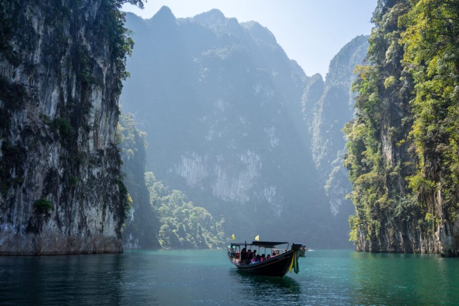 Longtailboot im Wasser zwischen Steilklippen in Thailand