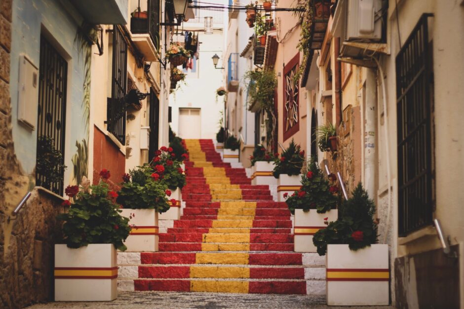 Ein Treppenaufgang zwischen Häusern in Spanien