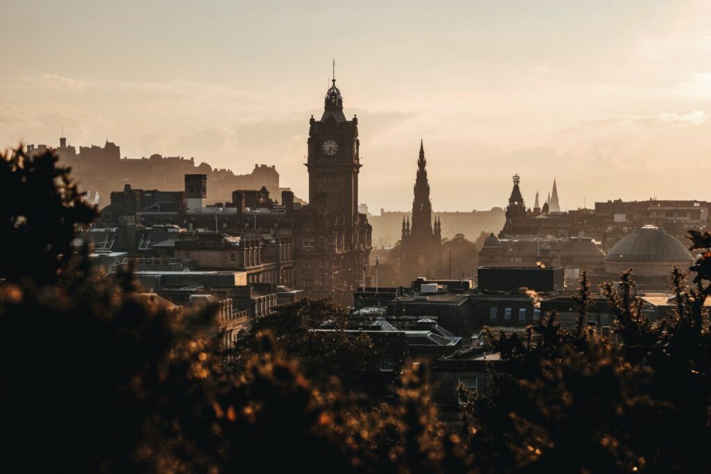 Die Stadt Edinburgh mit dem Kirchturm fotografiert.