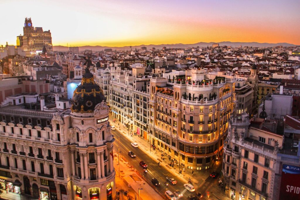 Die Stadt von oben fotografiert. Sonnenuntergang über Barcelona 