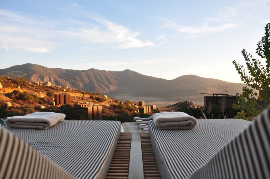 Zwei Liegen auf dem Dach eines Hotels mit Ausblick auf die Berge