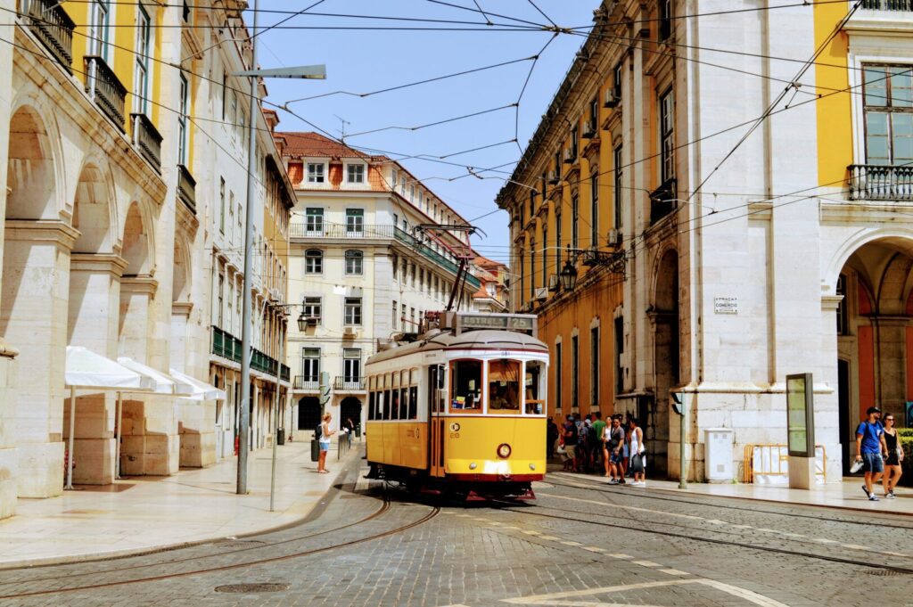 Die berühmte Straßenbahn in Lissabon, die durch eine Gasse fährt