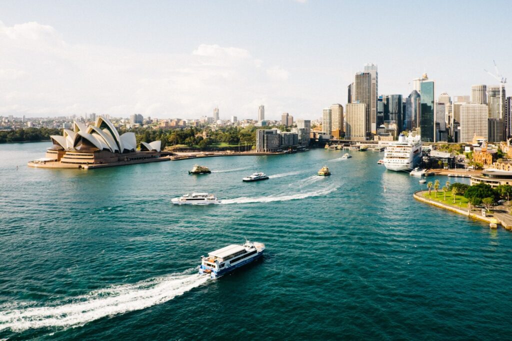 Die berühmte Skyline von Sydney vom Wasser au fotografiert