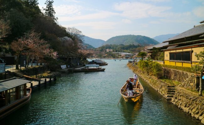 Blick auf den Kanal in der Stad Kyoto