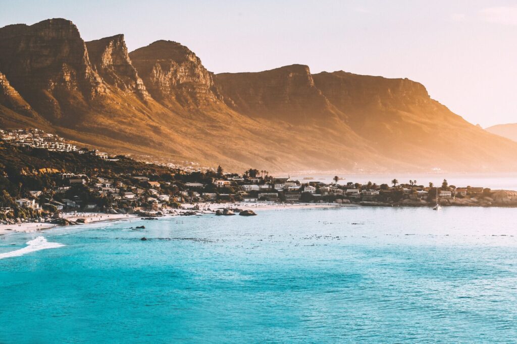 Ein Strand in Kapstadt vom Wasser aus fotografiert 