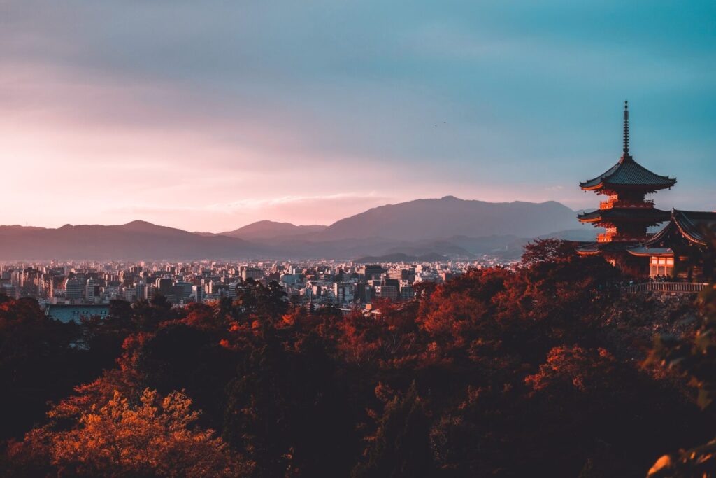 Stadt von Kyoto von einem Berg aus fotografiert. Man sieht, dass die Sonne untergeht 