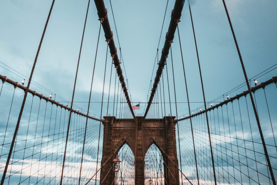 Brooklyn-Bridge mit USA Flagge fotografiert