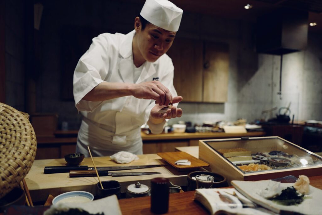 Koch in Japan im Restaurant in der Küche
