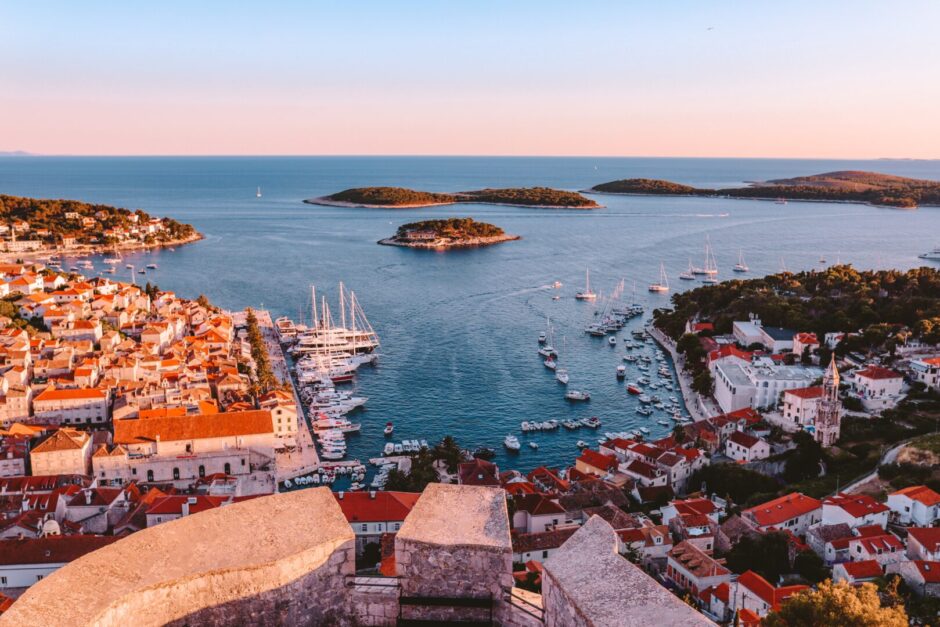 Die Insel Hvar in Kroatien von oben zum Sonnenuntergang fotografiert