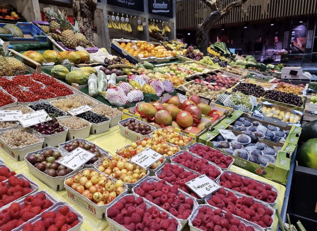 Naschmarkt in Stuttgart. Obst und Gemüetheke von der Seite fotografiert