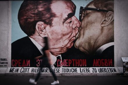 Kunstwerk in Berlin mit Mensch der davor durch das Bild geht