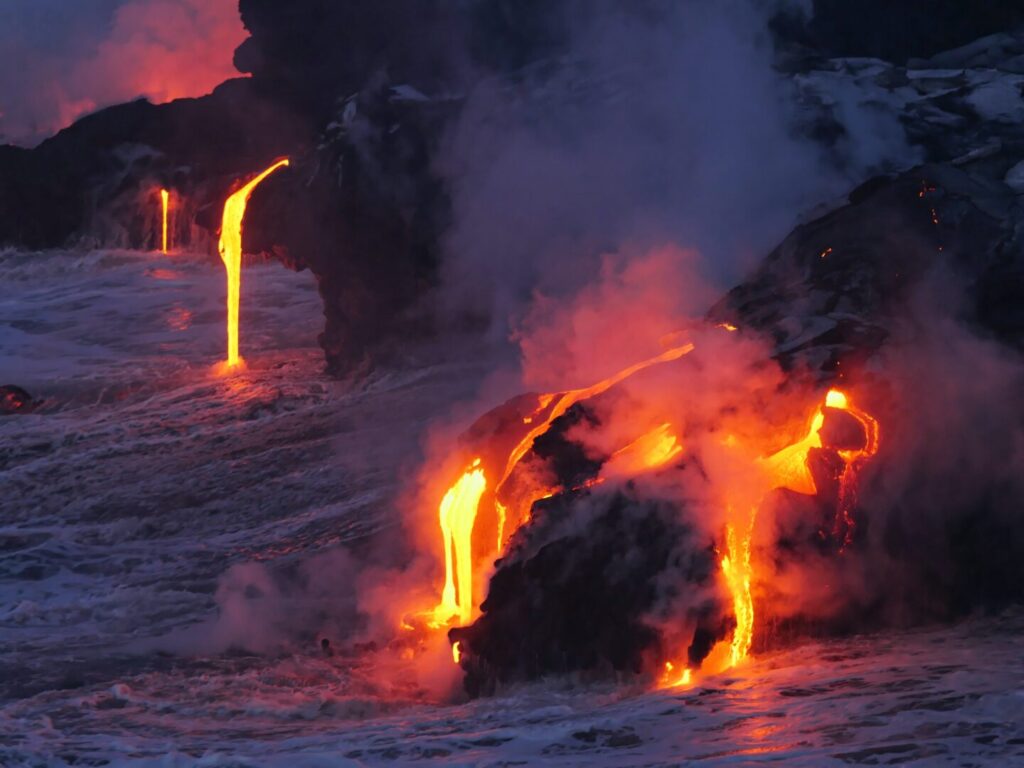 Der Volcanoes National Park auf der Big Island Hawaii. Vulkan bricht bei dunkelheit aus 