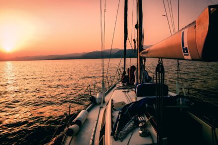Segelboot im Meer beim Sonnenuntergang