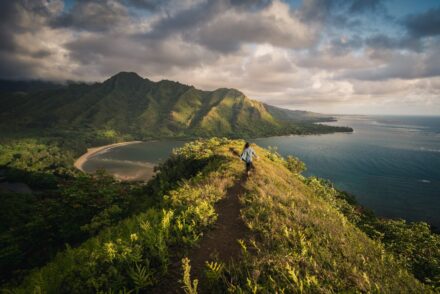 Big Island Hawaii Frau geht auf Berg spazieren, mit Blick auf das Meer