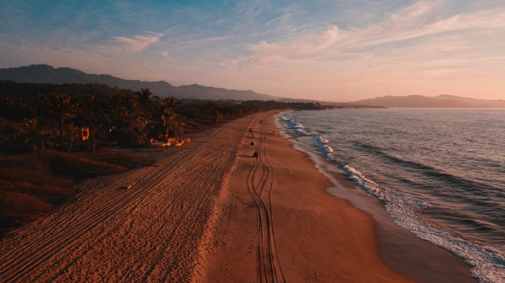 Der Strand von Puerto Escondido in Mexiko zur Abendsonne 