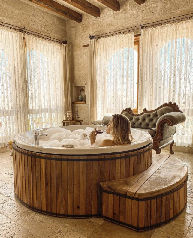 Sultan Cave Suite Badezimmer mit großer Holzwanne in der Türkei 