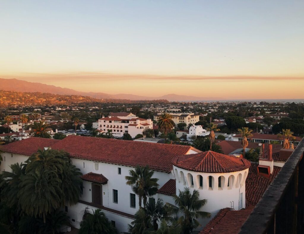 Die Stadt von Santa Barbara bei Sonnenuntergang von oben fotografiert