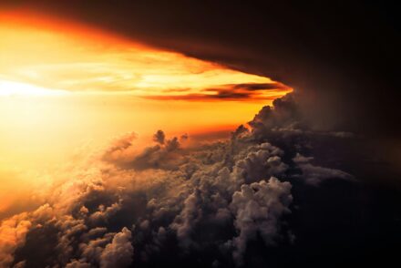 Sonnenuntergang aus dem FLugzeug mit vielen Wolken