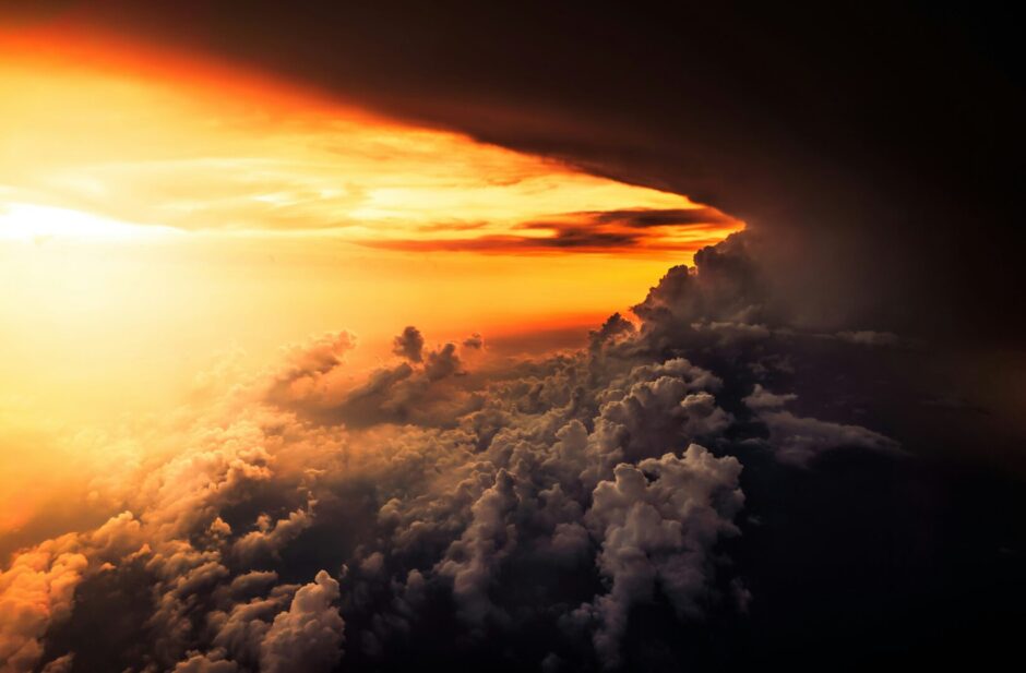 Sonnenuntergang aus dem FLugzeug mit vielen Wolken