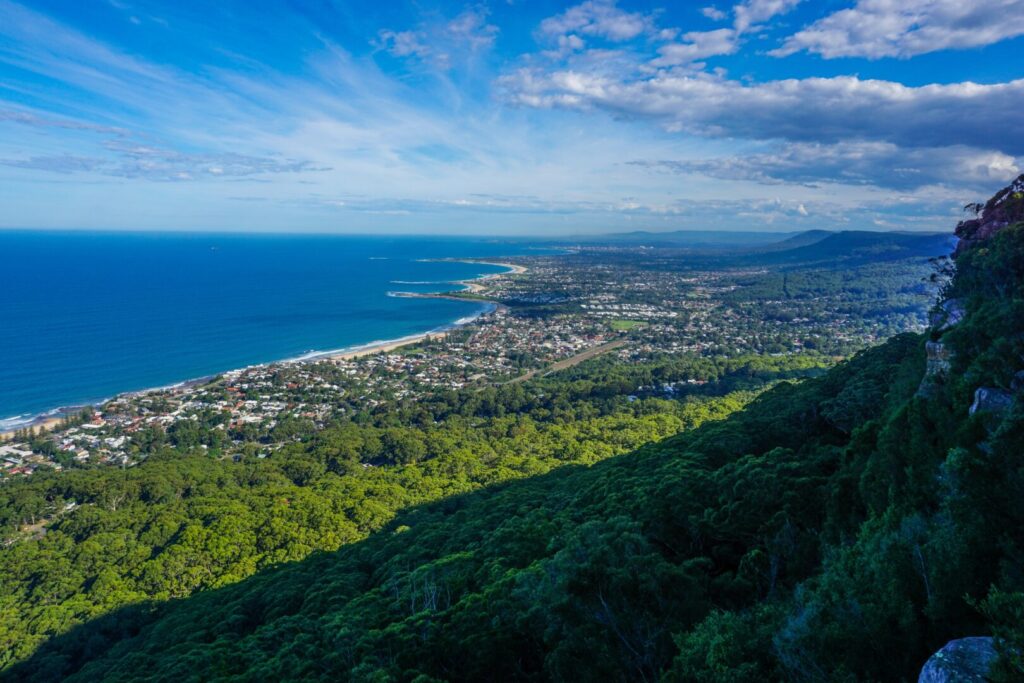 Wollongong in Australien von oben fotografiert mit Blick auf das Wasser 