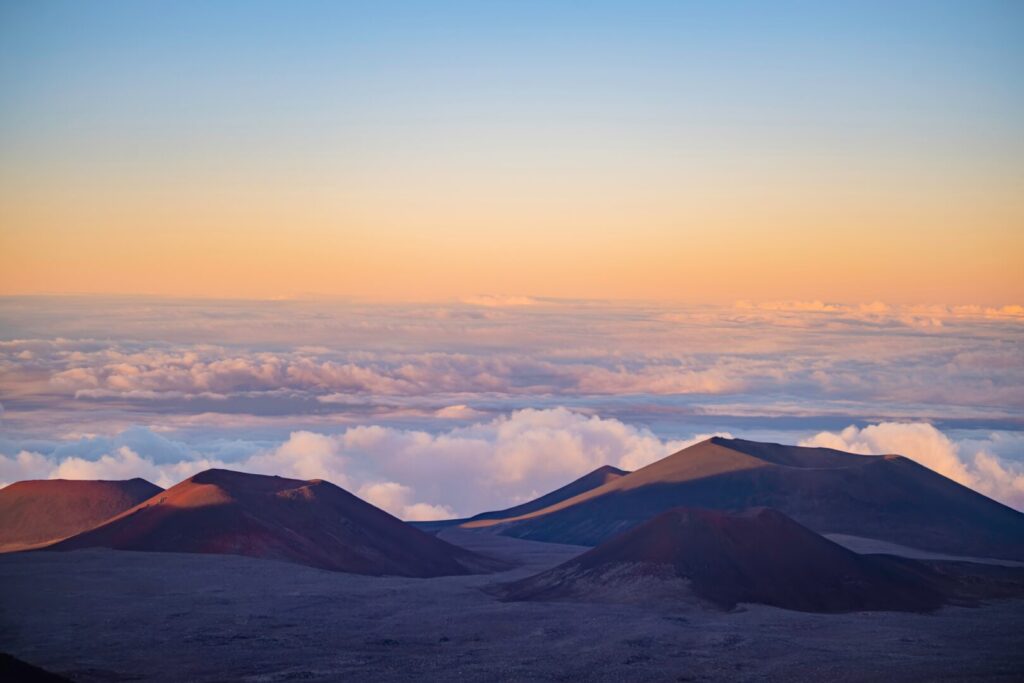 Der Mauna Kea auf der Big Island Hawaii über den Wolken bei Sonnenuntergang fotografiert 
