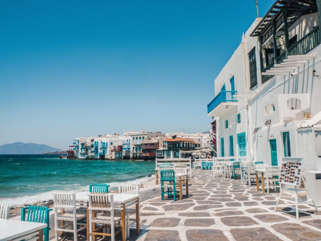typische Kulisse einer griechischen Insel, Weiße Gebäude mit Blauen Akzenten 