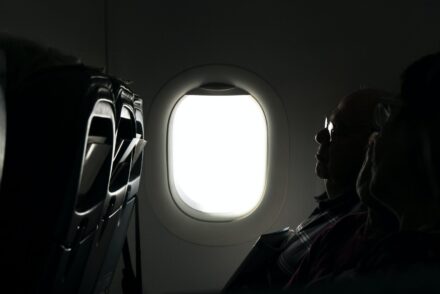 Mann schlafend im FLugzeug