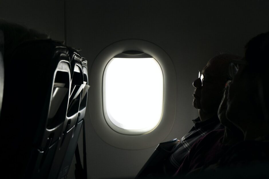 Mann schlafend im FLugzeug