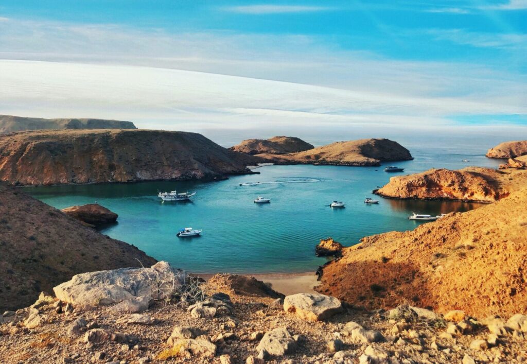Von der Küste auf das Wasser fotografiert im Oman 